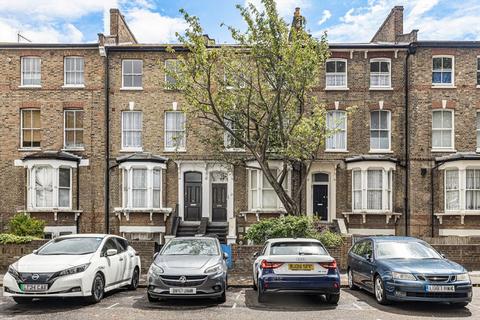 2 bed property, in Colvestone Crescent, £850,000