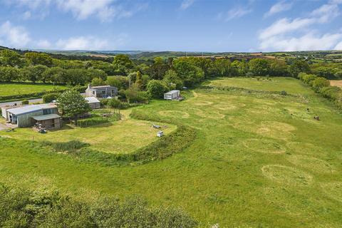 3 bed property, in Helstone, £585,000