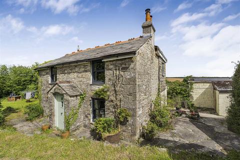 3 bed property, in Helstone, £585,000