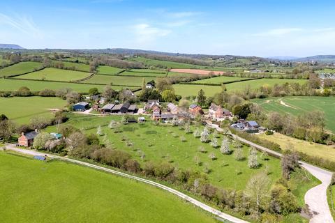2 bed property, in Turnastone, £1,000,000
