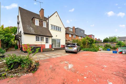 4 bed property, in Upper Richmond Road West, £1,975,000