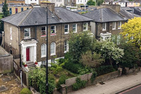 2 bed property, in Camden Road, £650,000