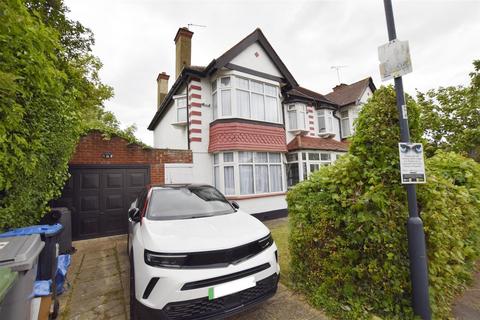 4 bed property, in Clarendon Gardens, £775,000