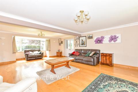 5 bed property, in Main Road, £750,000