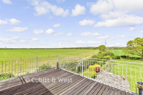 5 bed property, in Main Road, £900,000