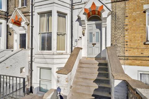 1 bed property, in St. Aubyns Road, £285,000
