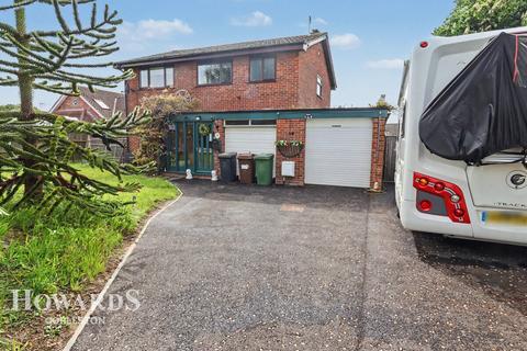 4 bed property, in Fulmar Close, £450,000
