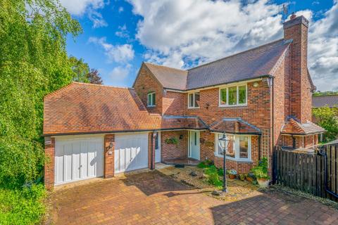 4 bed property, in Pale Meadow Road, £625,000