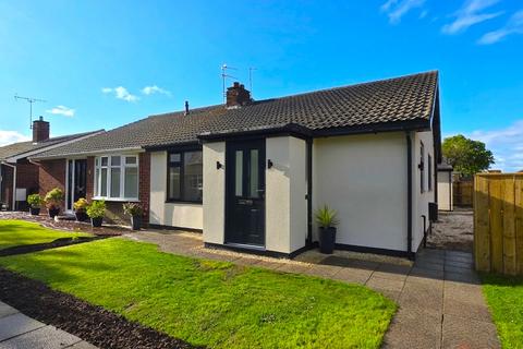 2 bed property, in Helmsley Lawn, £225,000