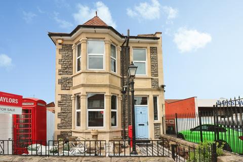 4 bed property, in Woodland Way, £475,000