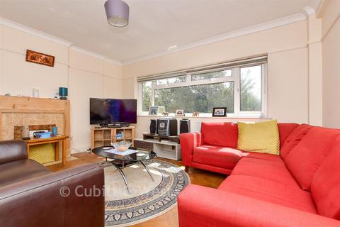 2 bed property, in Brighton Road, £265,000
