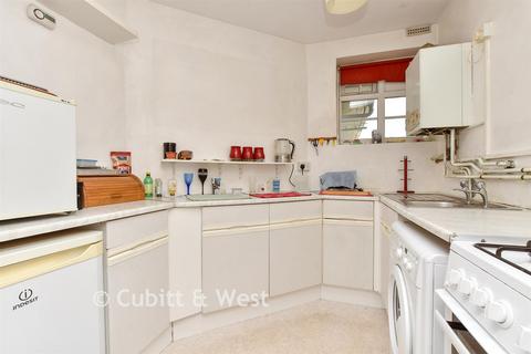 2 bed property, in Brighton Road, £265,000