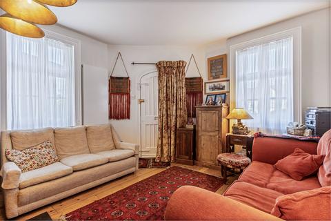 2 bed property, in Elm Lodge, £950,000