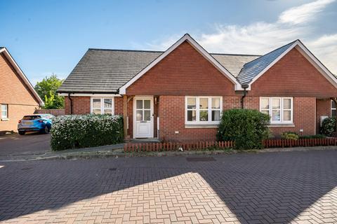 2 bed property, in Hampton Close, £325,000