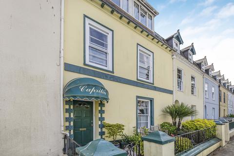 6 bed property, in Victoria Road, £450,000