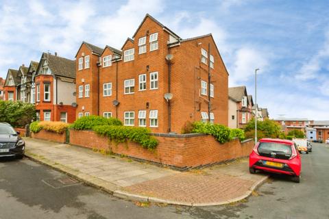 2 bed property, in Salisbury Road, £145,000