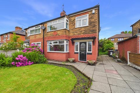 3 bed property, in Broadoak Road, £200,000