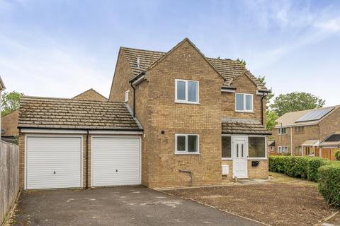 4 bed property, in Carterton, £475,000