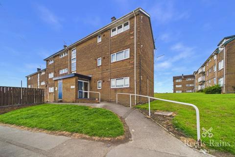 1 bed property, in Stradbroke Road, £55,000