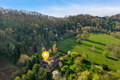 4 bed property, in The Little Whoppets Abberley, £495,000