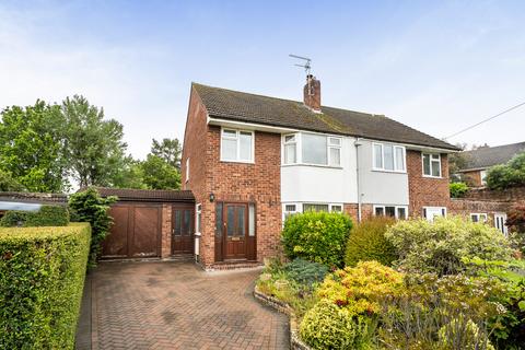 3 bed property, in The Knoll, £325,000