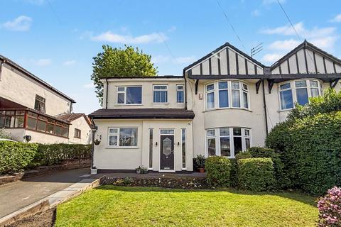 5 bed property, in Woodhill Drive, £740,000