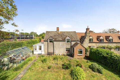 2 bed property, in Filchampstead, £399,950