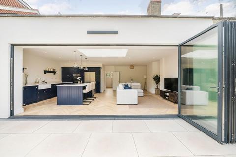4 bed property, in The Byeways, £1,250,000