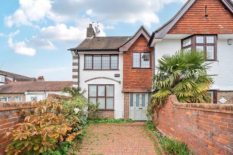 2 bed property, in Marsham Way, £400,000
