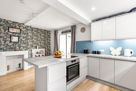 3 bed property, in The Avenue, £465,000