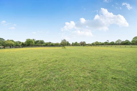 4 bed property, in Smithland Court, £900,000