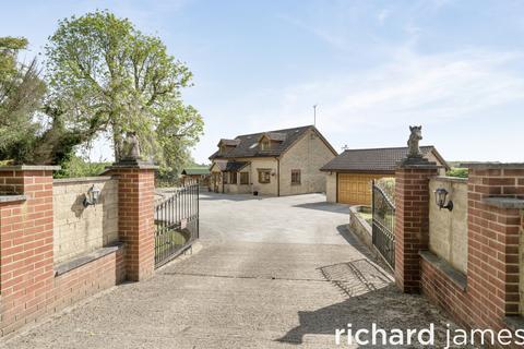 4 bed property, in Hook SN4, £675,000