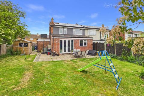 3 bed property, in Roman Way, £350,000
