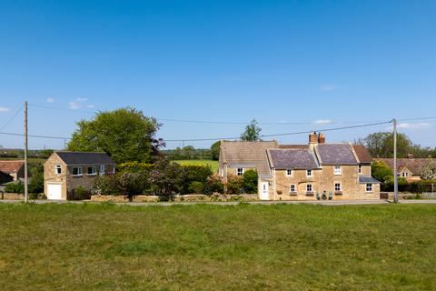 4 bed property, in The Common, £775,000