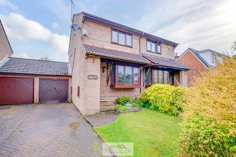 2 bed property, in Brook Croft, £170,000