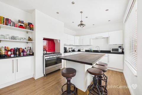 3 bed property, in Field Lane, £400,000