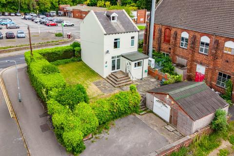 4 bed property, in High Street, £200,000
