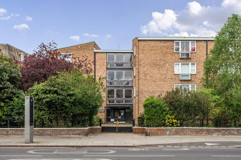 1 bed property, in Kennington Park Road, £325,000