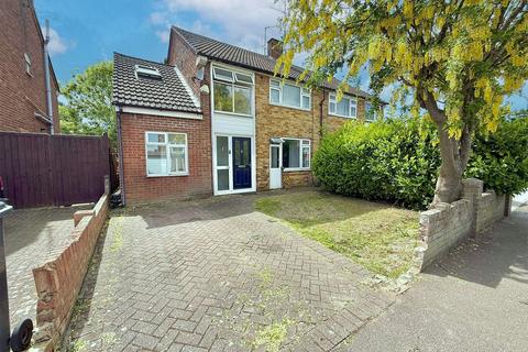 4 bed property, in Evelyn Road, £425,000