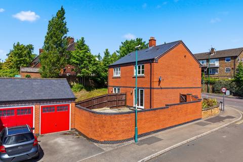 2 bed property, in Hucknall Road, £200,000