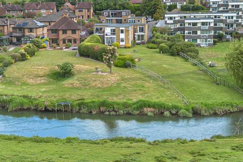 2 bed property, in Lower Street, £185,000