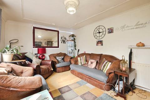 4 bed property, in Hanley Path, £190,000