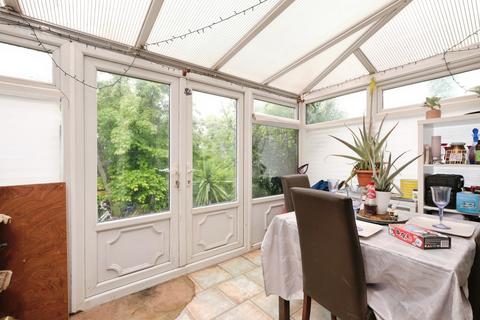 4 bed property, in Hanley Path, £180,000