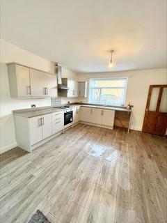 3 bed property, in High Street, £140,000