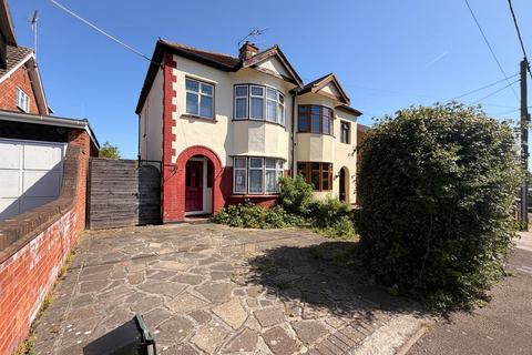 3 bed property, in Clarence Road, £325,000
