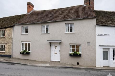 4 bed property, in The Triangle, £525,000