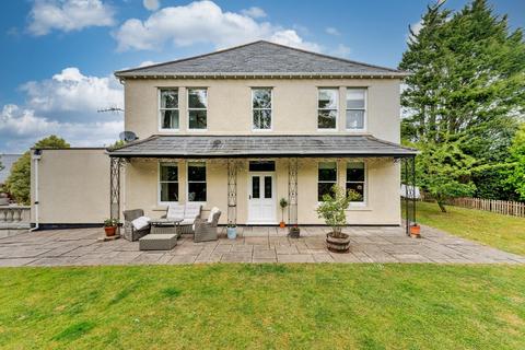 4 bed property, in Elegant country residence within a rural setting on the fringes of Sandford, £950,000
