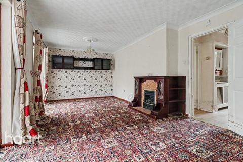 2 bed property, in Upper Park, £325,000