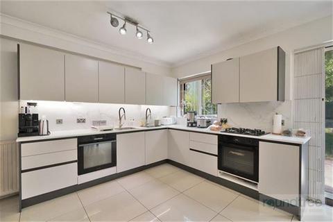 5 bed property, in Princes Park Avenue, £1,280,000
