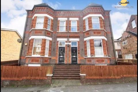 2 bed property, in Stockwood Crescent, £180,000
